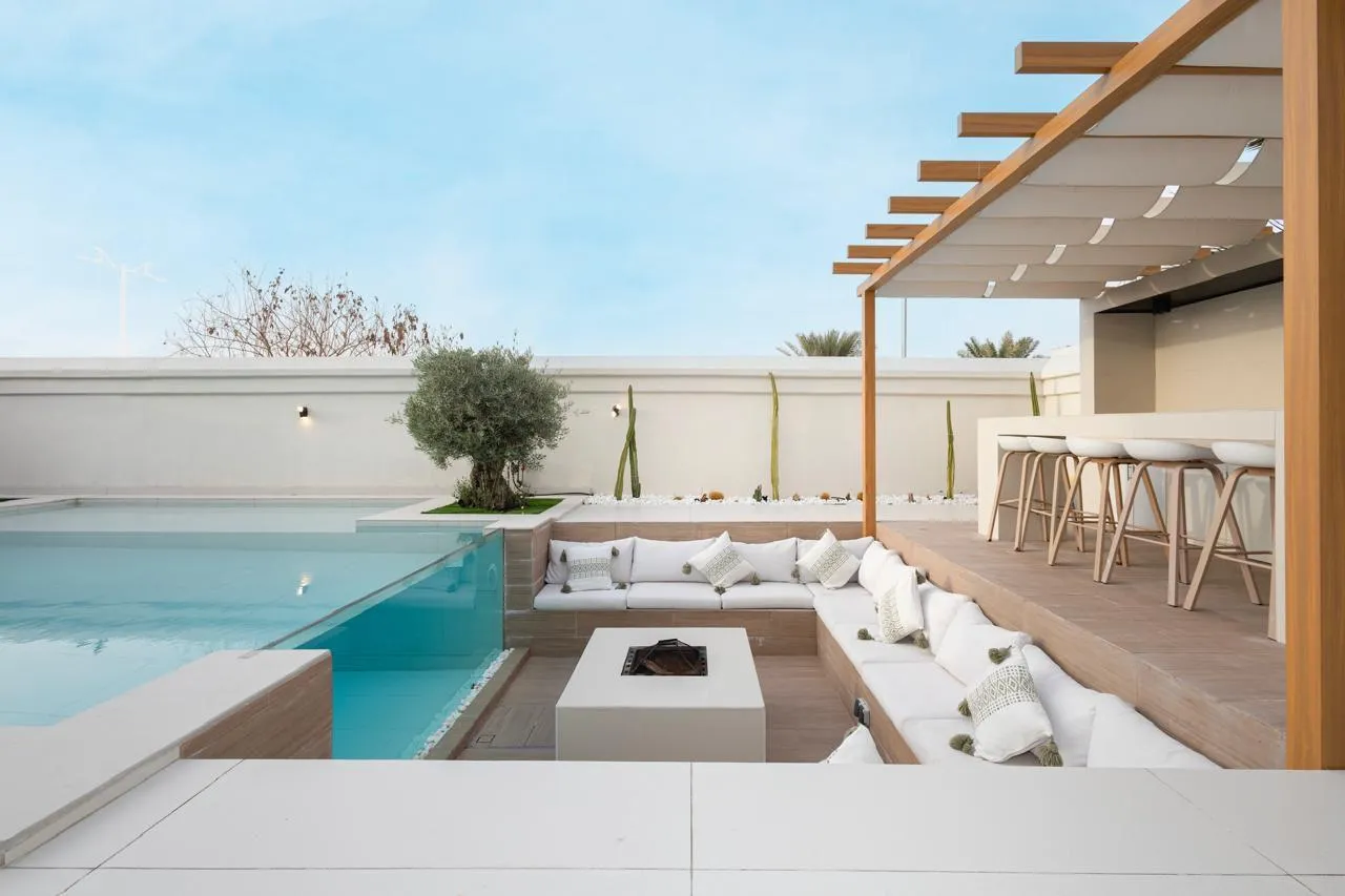 Terrasse avec vue sur la piscine